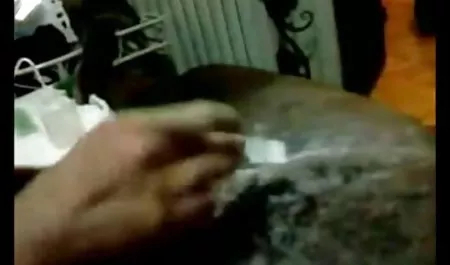 Брит Софі трах з кров'ю Ді смокче великий жорсткий півень в туалет!